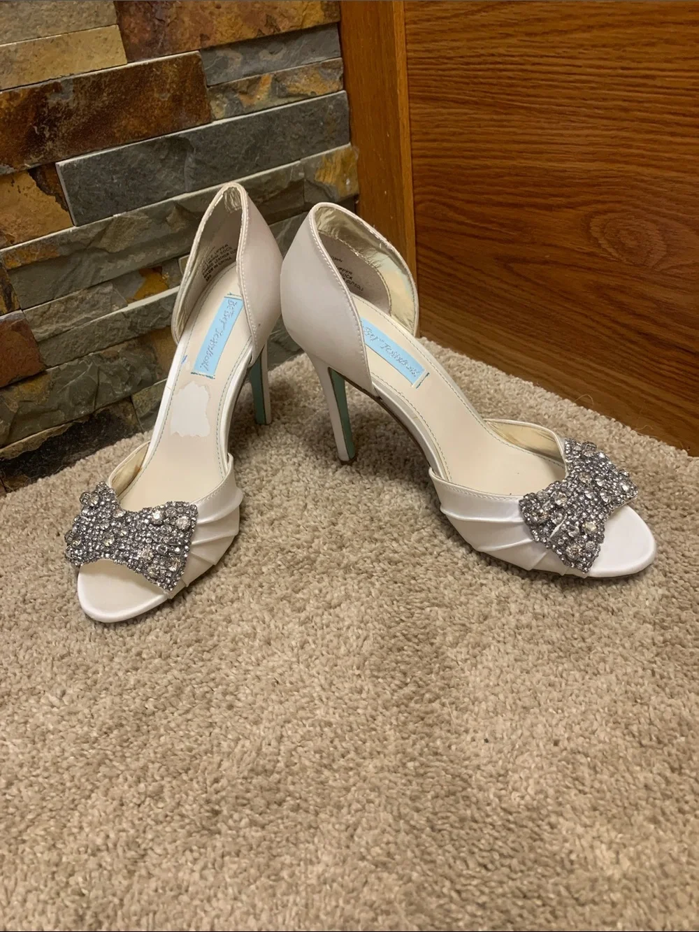 Blue by betsey Johnson 7.5 sb gown Ivory Crystal Bow Peep-Toe High Heels